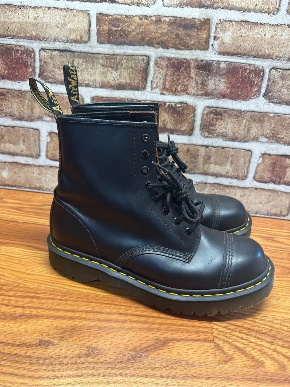 dr martens made in england Cap Toe 8- eye Boots Men’s Sz 11 (10UK)